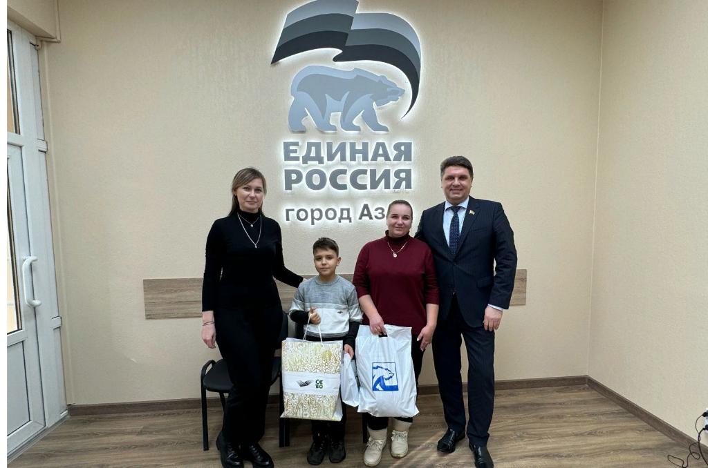 Анна Касьяненко и Владимир Влазнев поздравили семью участника СВО с наступающим Днем защитника Отечества