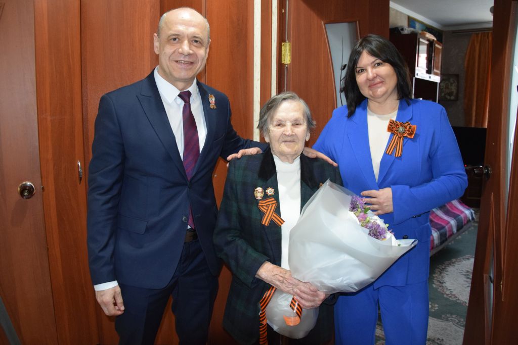 Ирина Жукова поздравила ветерана Великой Отечественной войны с наступающим Днем Победы