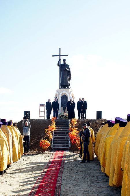 Валерий Гурин принял участие в открытии памятника Святому князю Владимиру в Батайске