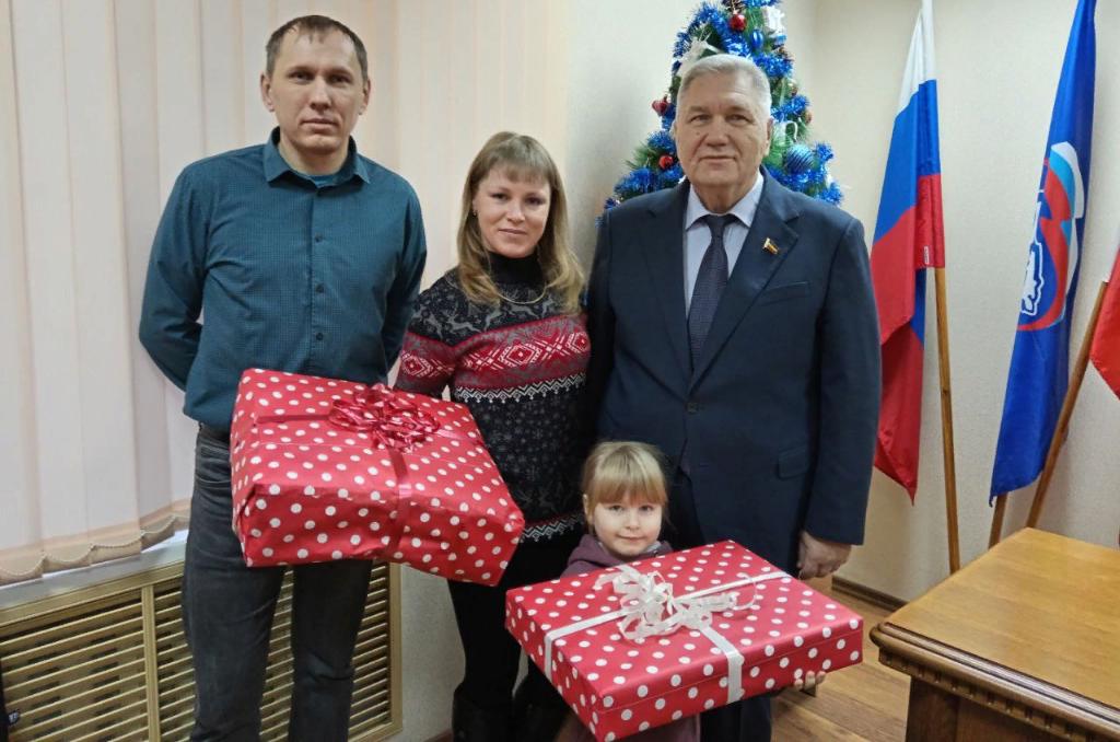 Сергей Михалев поздравил с Новым годом семью участника СВО из Красного Сулина