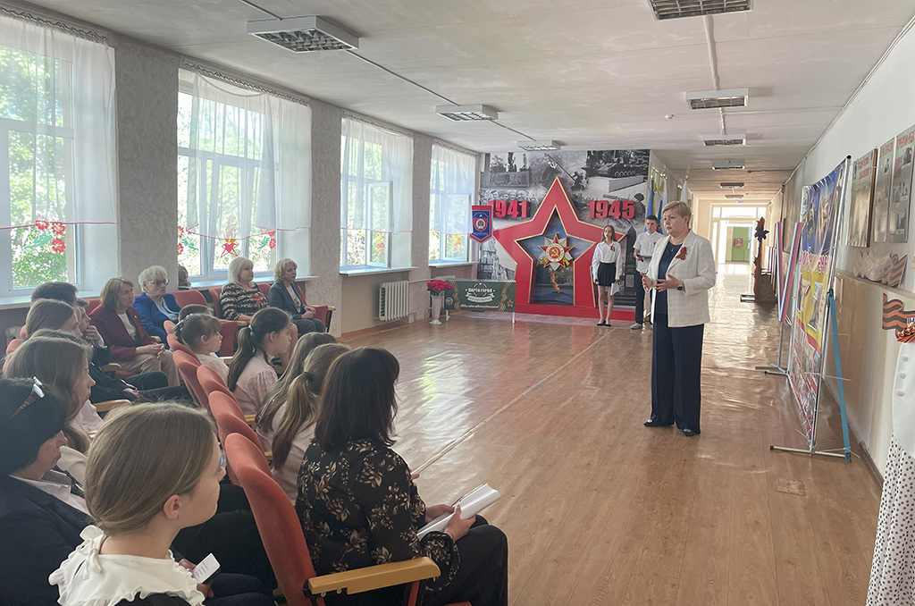 Елена Елисеева приняла участие в Уроке мужества в школе №2 города Каменска-Шахтинского 