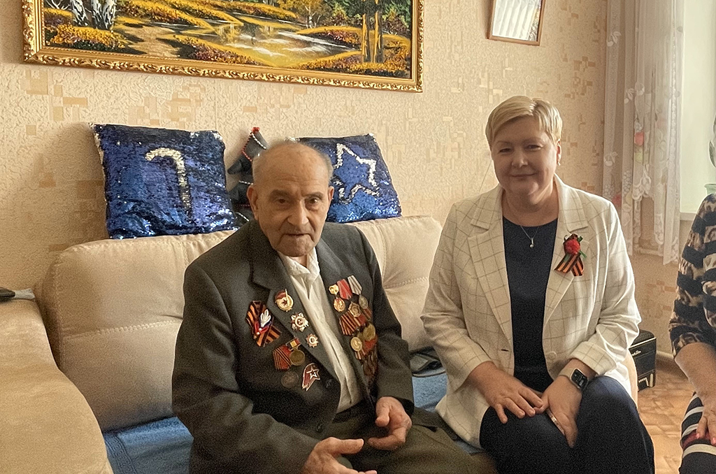 Елена Елисеева вручила подарки ветеранам Великой Отечественной войны 