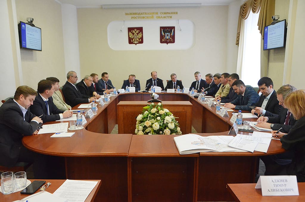 Депутаты обсудили с экспертами перспективы развития малой авиации на Дону