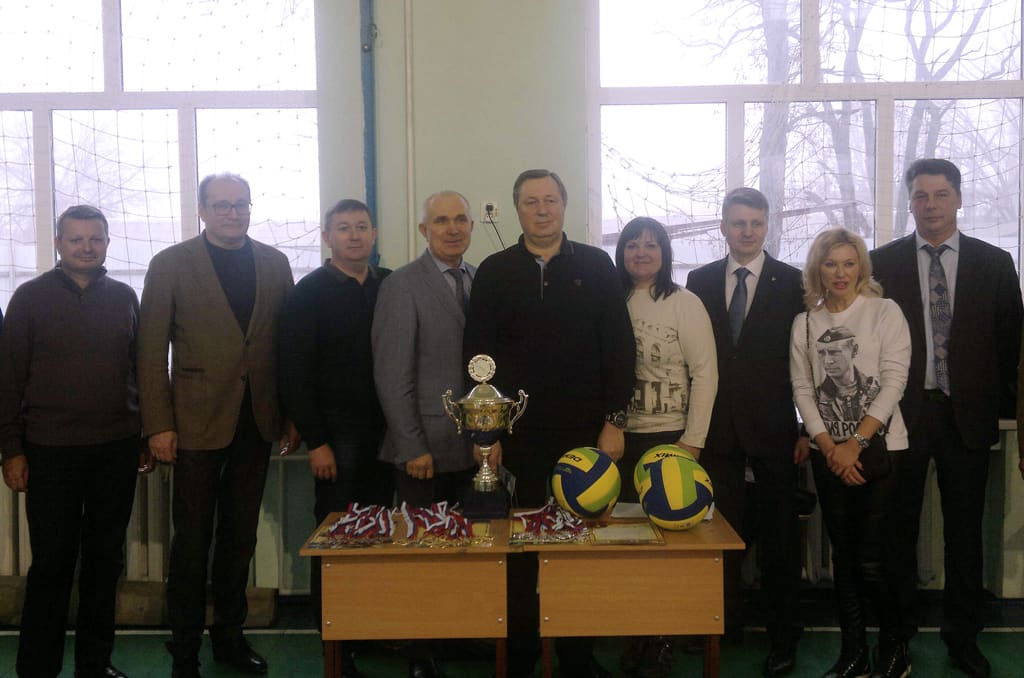 Депутаты Донского парламента провели открытый турнир по волейболу среди команд городов Российского Донбасса