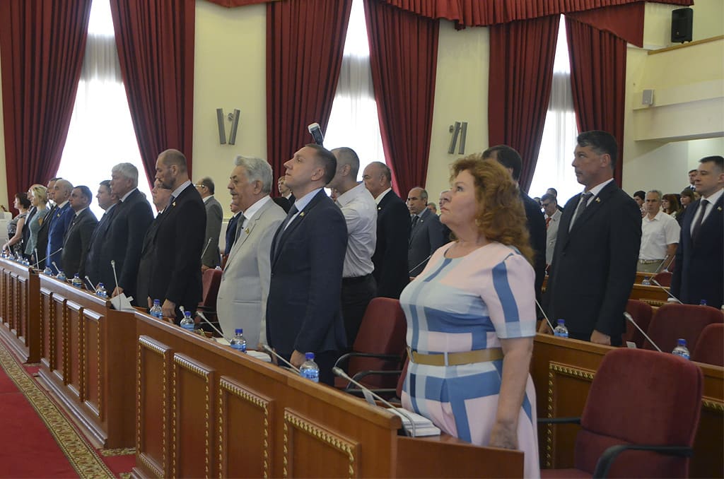 Депутаты донского парламента почтили память Владимира Катальникова минутой молчания