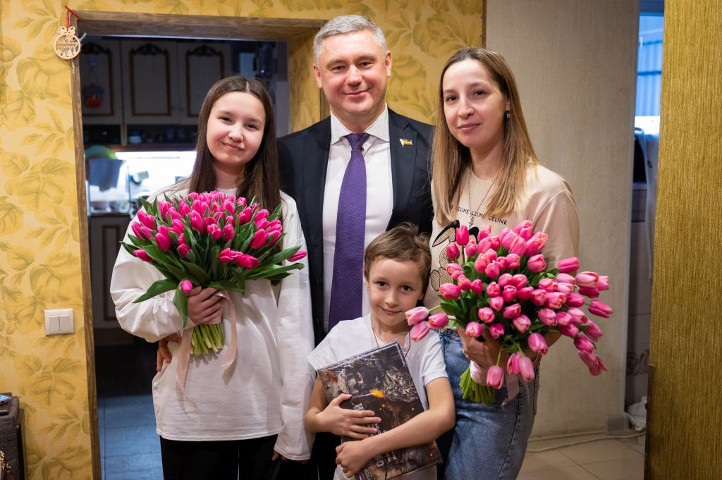 Игорь Бураков поздравил с 8 Марта семью участника специальной военной операции