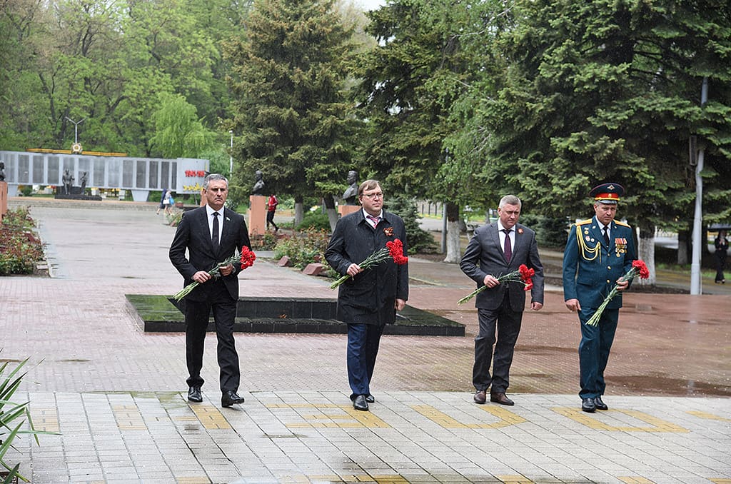 Александр Ищенко возложил цветы к мемориалу «Клятва поколений» в городе Батайске
