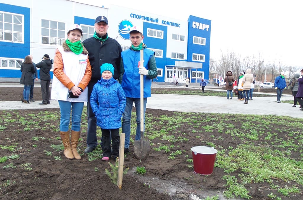 Владимир Катальников посадил деревья в Новошахтинске