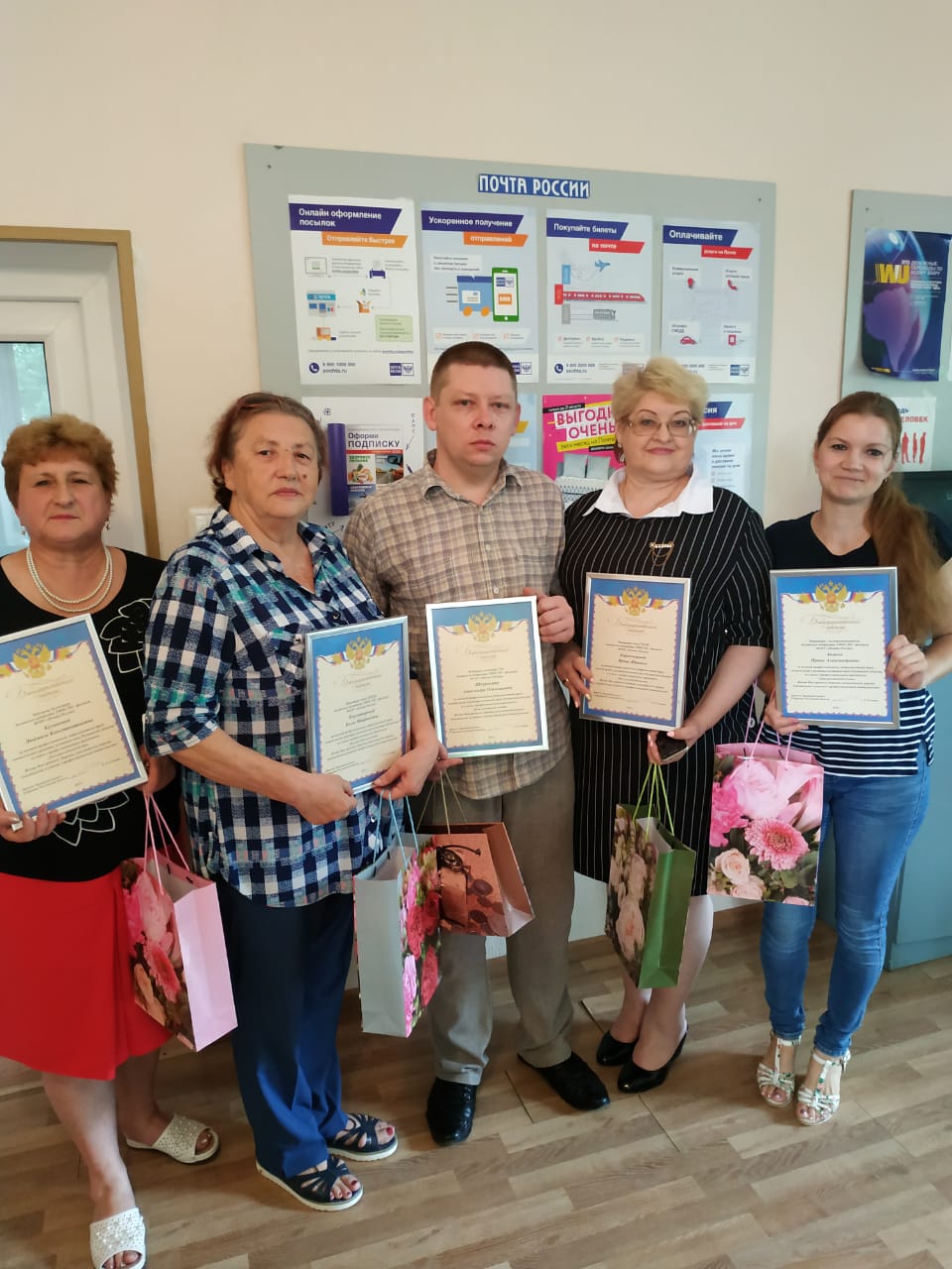 Саркис Гогорян поздравил работников Аксайского почтамта с профессиональным праздником