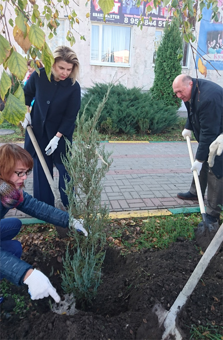 Валерий Гурин и Анна Штабнова посадили деревья в городе Батайске