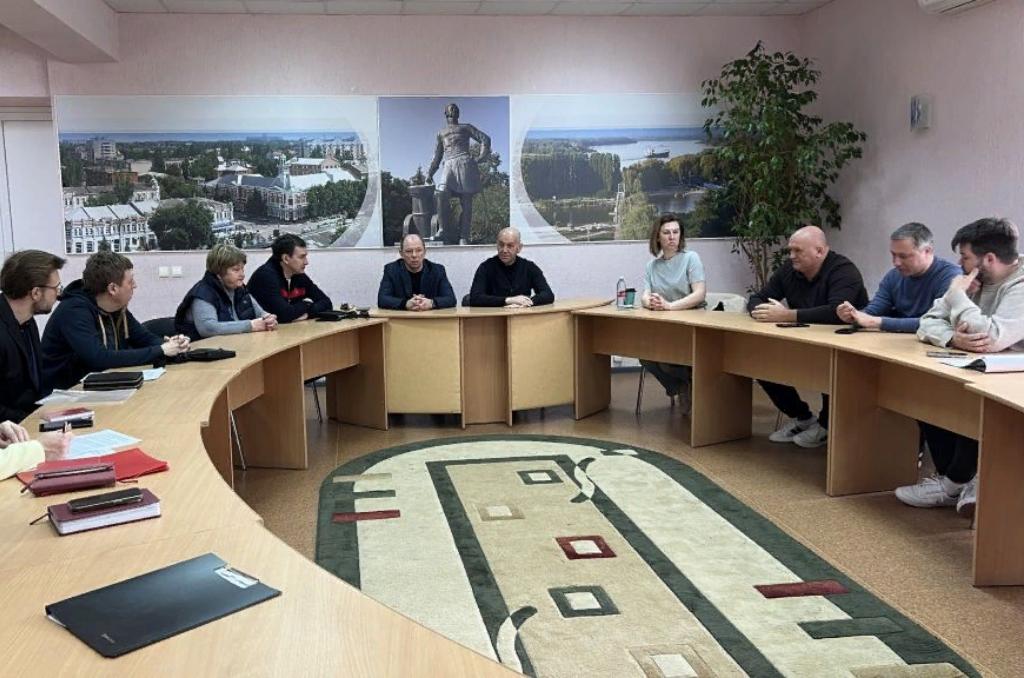 Денис Бурыка встретился с жителями многоквартирного дома в Азове