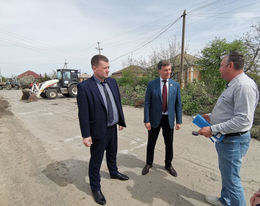 Сергей Суховенко ознакомился с ходом работ капремонта дороги в городе Пролетарске 