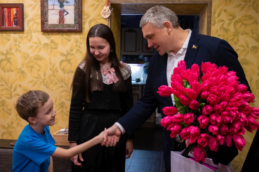 Игорь Бураков поздравил с Днем защитника Отечества семьи героев специальной военной операции