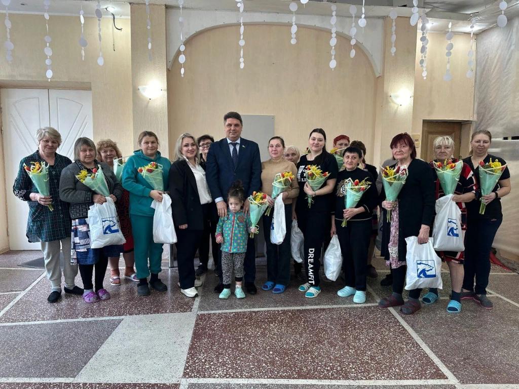 Владимир Влазнев поздравил с наступающим праздником  женщин в ПВР Азова 