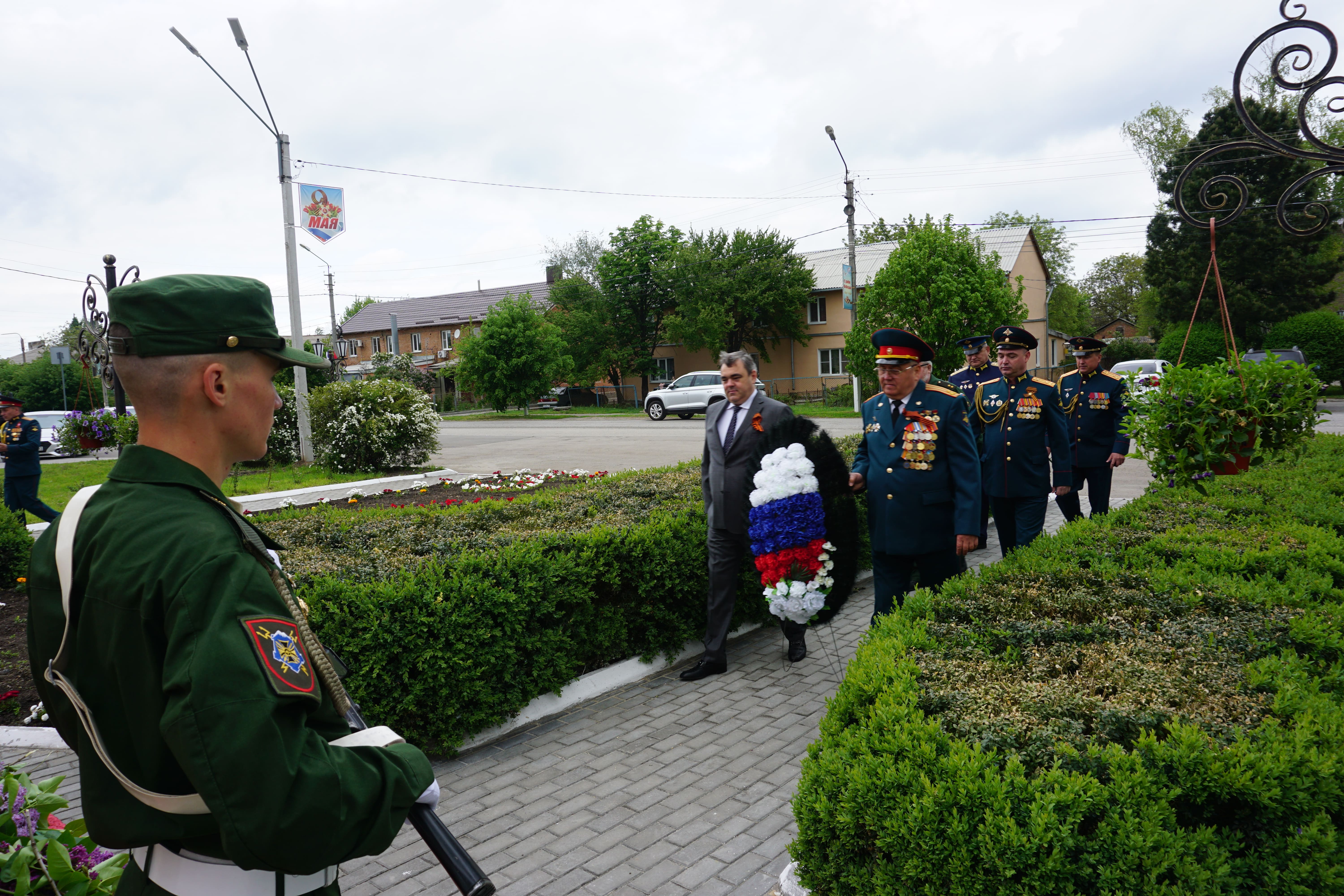  Сергей Рожков оказал помощь в ремонте мемориала в поселке Рассвет Аксайского района 