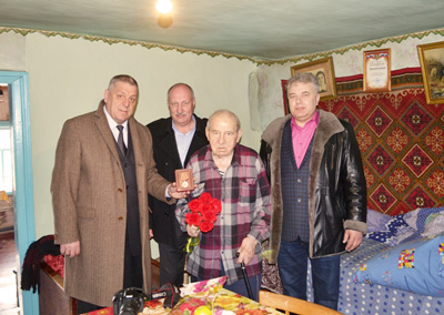Сергей Косинов вручил юбилейную медаль «70 лет Победы в Великой Отечественной войне» ветерану Миллеровского района Сергей Косинов вручил юбилейную медаль «70 лет Победы в Великой Отечественной войне» ветерану Миллеровского района