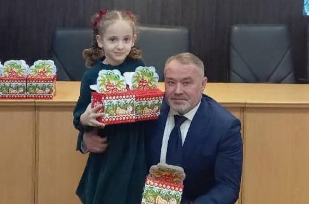 Магомед Дарсигов поздравил с Новым годом детей участников СВО