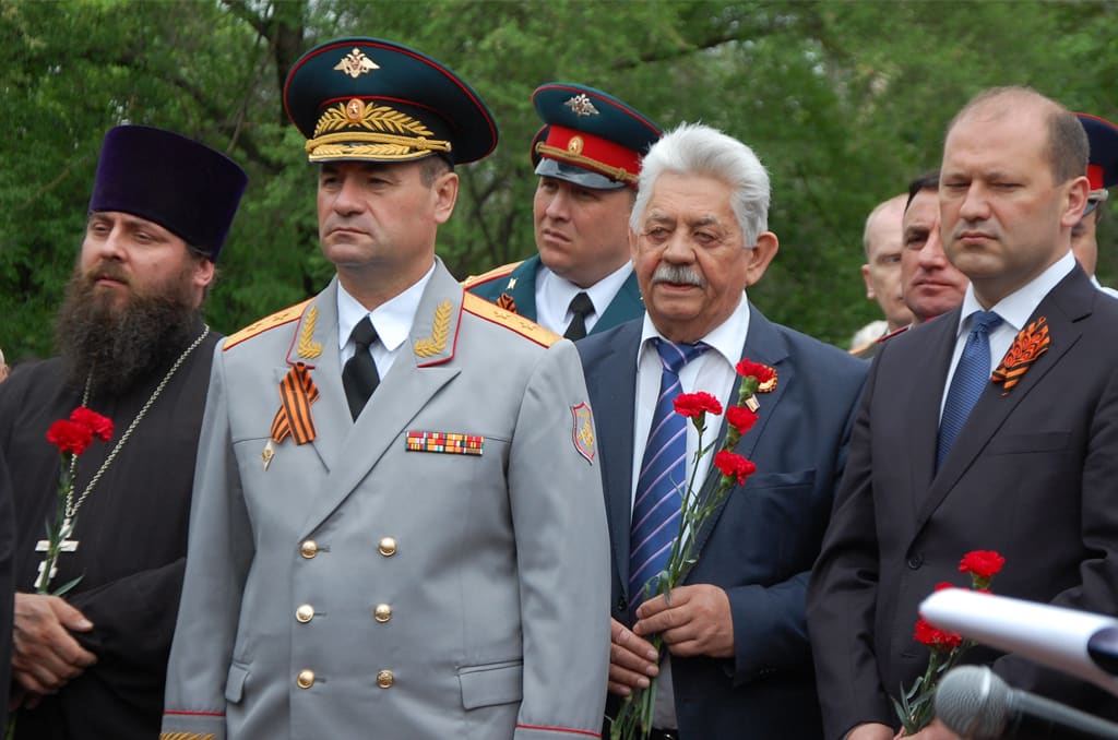 Николай Шевченко и Арутюн Сурмалян приняли участие в открытии памятника Советскому солдату