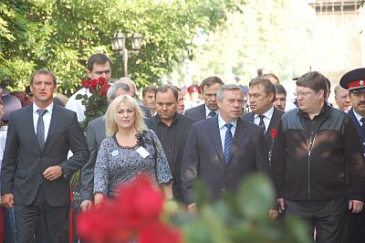 СПИКЕР ДОНСКОГО ПАРЛАМЕНТА ВОЗЛОЖИЛ ЦВЕТЫ К КАМНЮ ПАМЯТИ ЖЕРТВ НОВОЧЕРКАССКОЙ ТРАГЕДИИ СПИКЕР ДОНСКОГО ПАРЛАМЕНТА ВОЗЛОЖИЛ ЦВЕТЫ К КАМНЮ ПАМЯТИ ЖЕРТВ НОВОЧЕРКАССКОЙ ТРАГЕДИИ