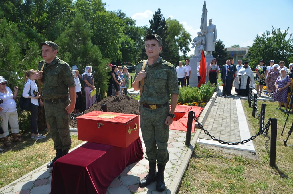 Лариса Тутова приняла участие в торжественном перезахоронении бойца Красной армии в селе Песчанокопское