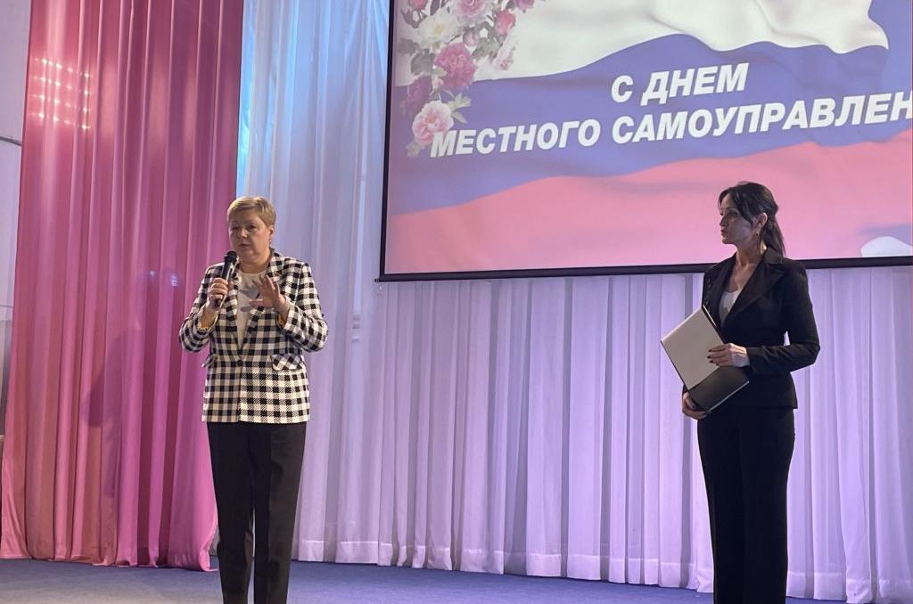 Елена Елисеева поздравила муниципальных служащих с профессиональным праздником