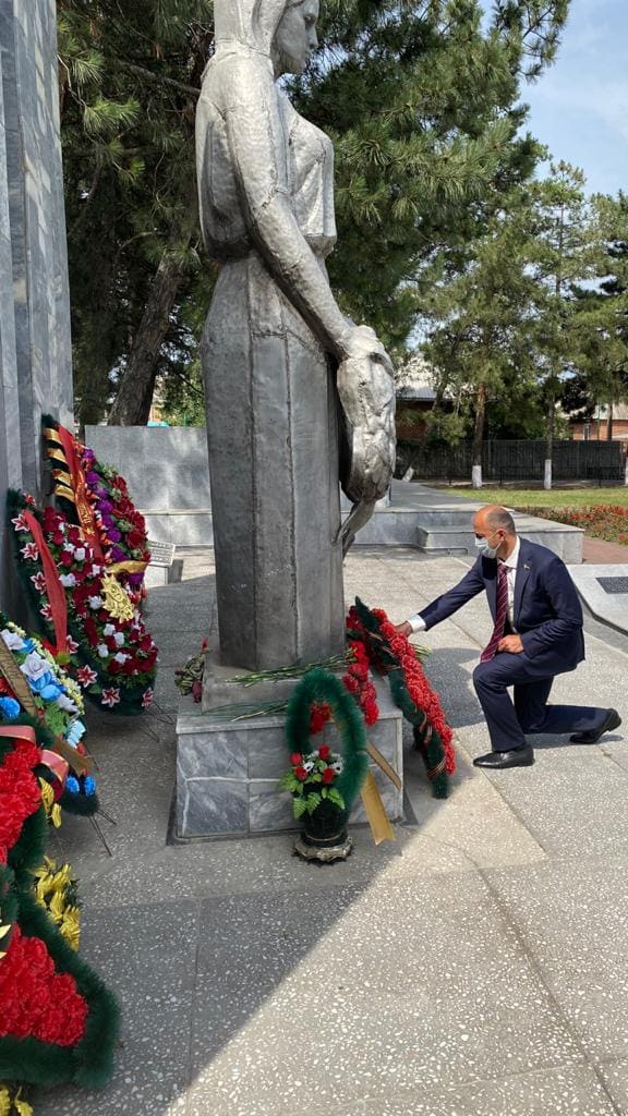 Михаил Сапрыкин почтил память погибших во время Великой Отечественной войны