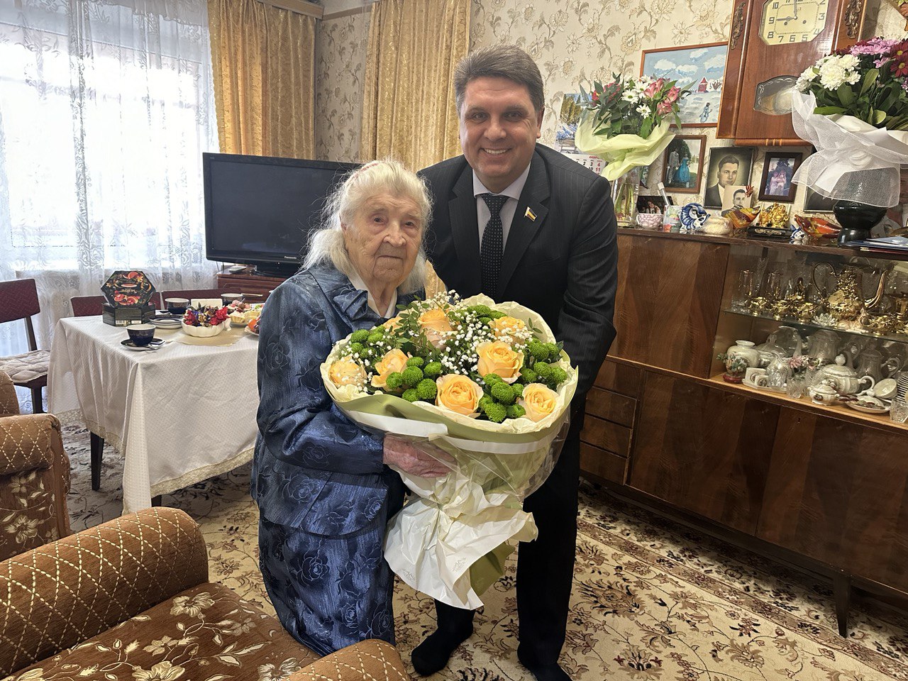 Анна Касьяненко и Владимир Влазнев поздравили со 100-летием ветерана Великой Отечественной войны Елену Васильевну Горобец