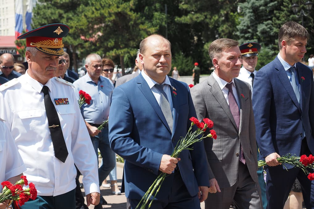 Депутаты донского парламента почтили память советских воинов, павших во время Великой Отечественной войны