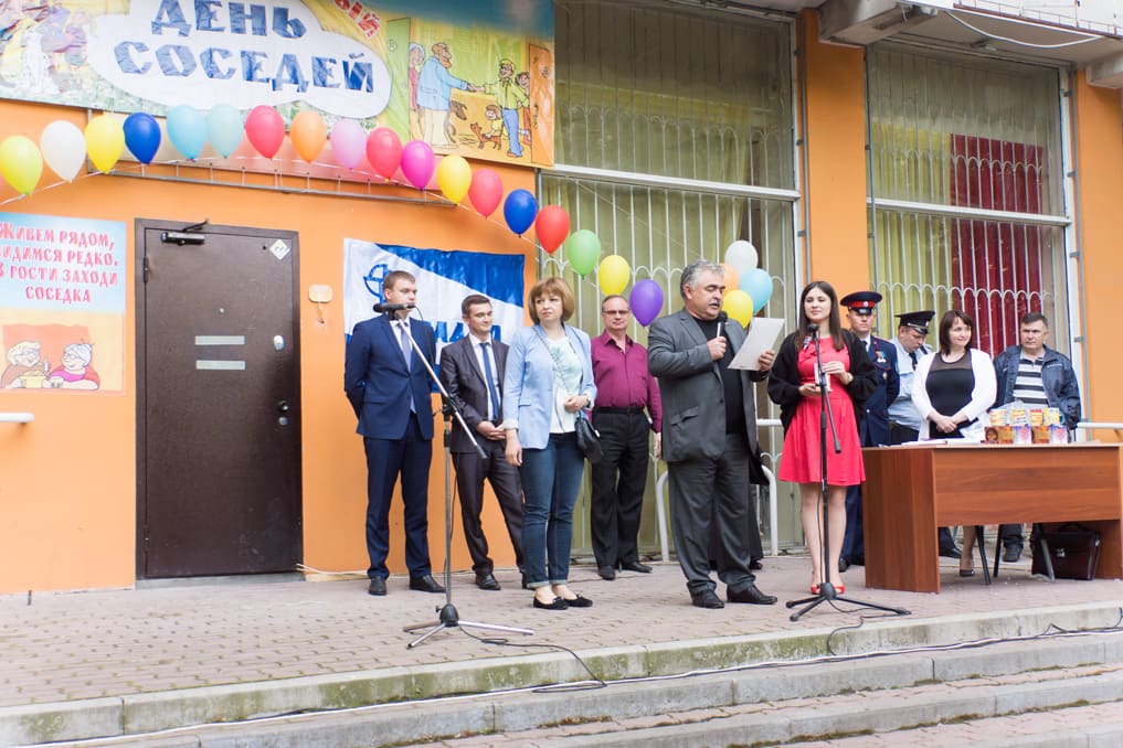 Владимир Сакеллариус организовал для жителей Ворошиловского района праздник по случаю Международного дня соседей