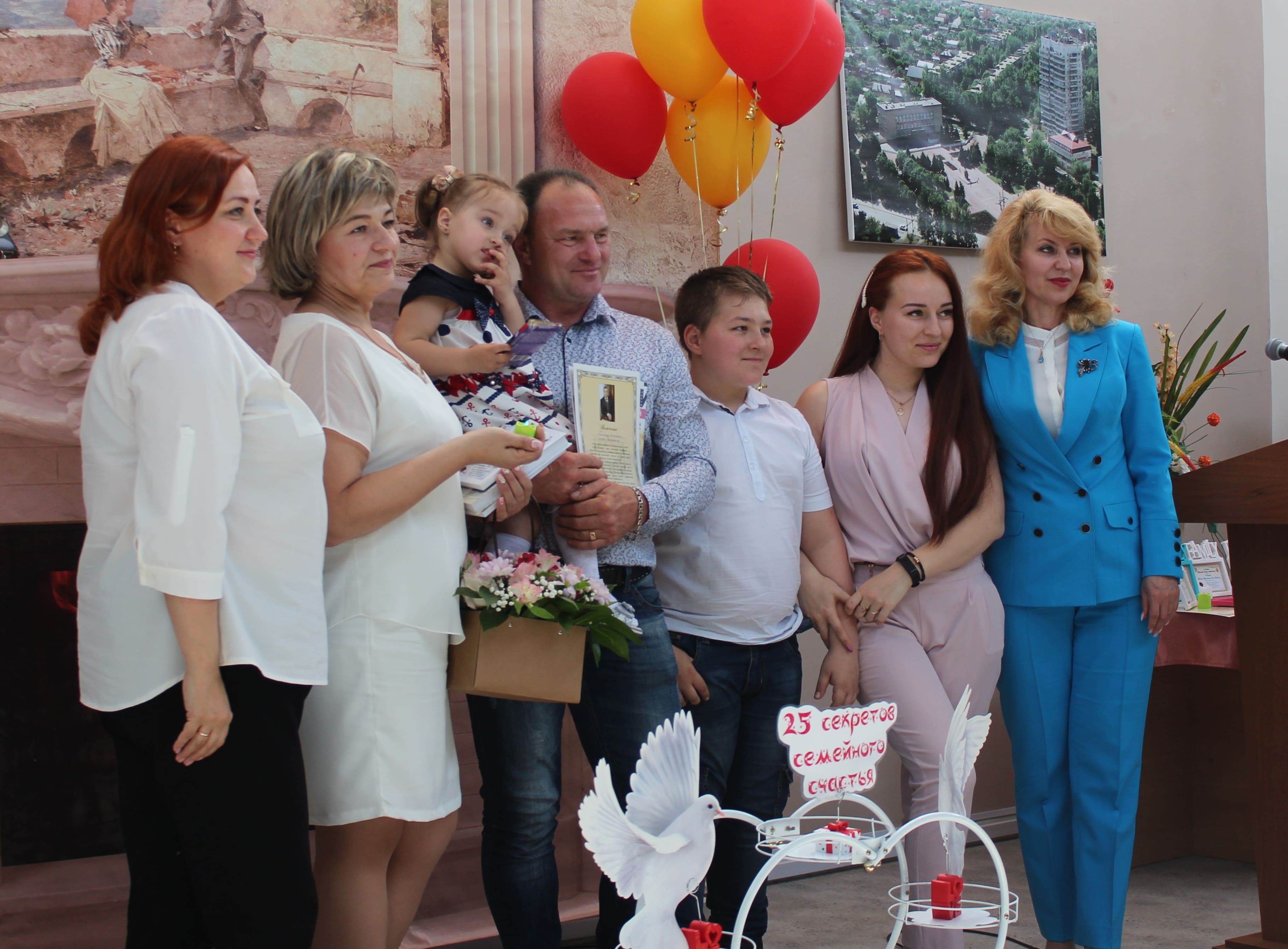 Сергей Рожков поздравил семейных юбиляров