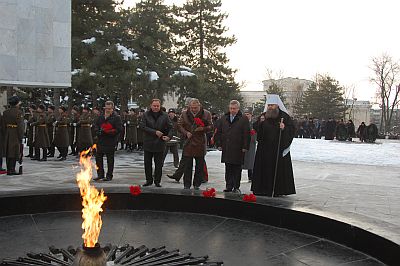 В.Е. ДЕРЯБКИН ВОЗЛОЖИЛ ЦВЕТЫ К МЕМОРИАЛУ «ПАВШИМ ВОИНАМ» В.Е. ДЕРЯБКИН ВОЗЛОЖИЛ ЦВЕТЫ К МЕМОРИАЛУ «ПАВШИМ ВОИНАМ»