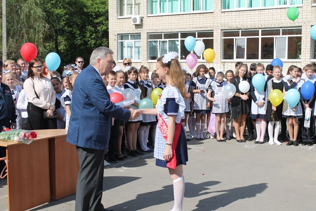 Сергей Михалев поздравил педагогов, выпускников и родителей