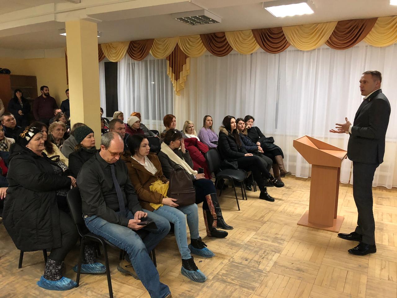 Депутат Сергей Замиховский выступил перед родителями учащихся школы № 110