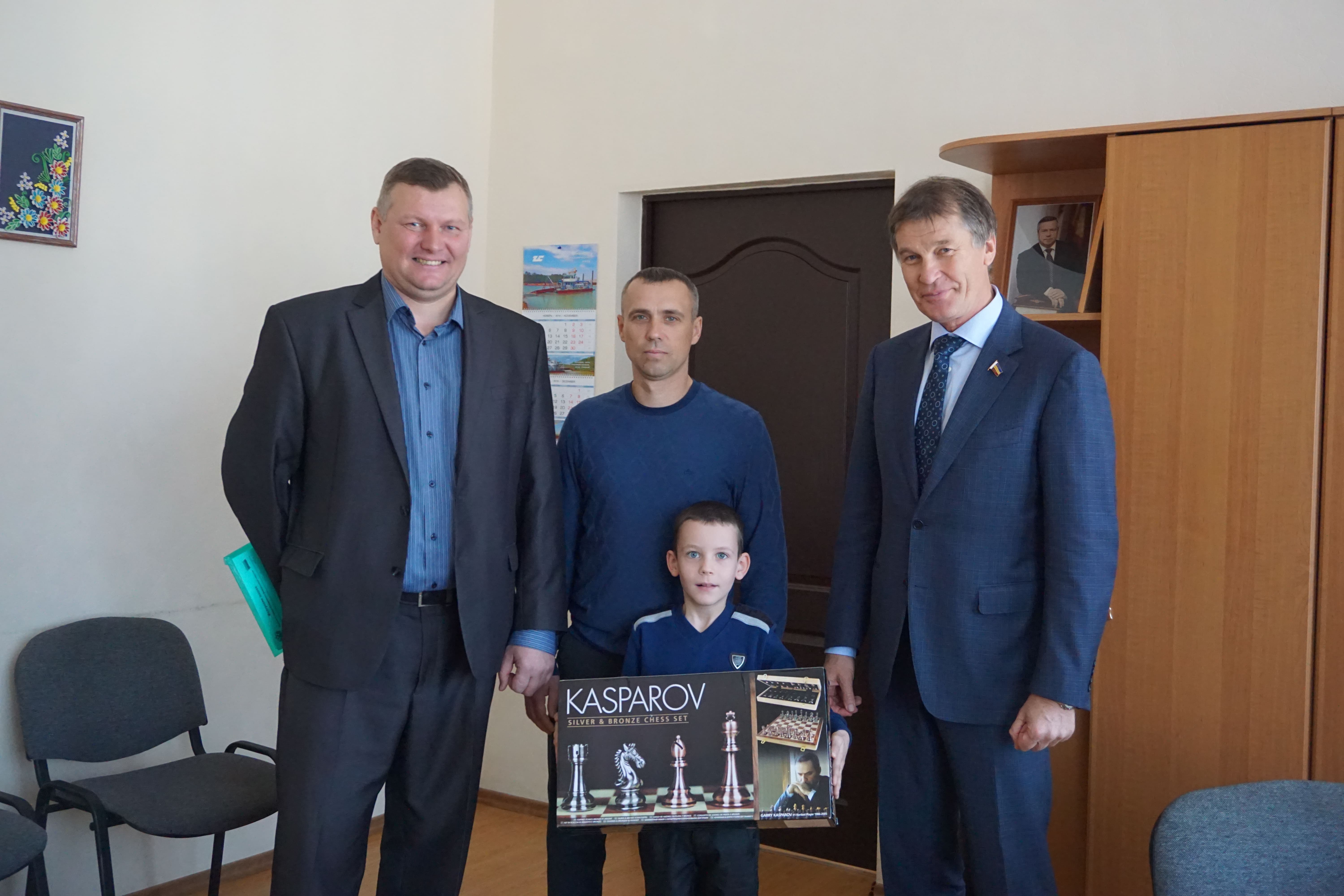 Сергей Суховенко поздравил юного шахматиста с выходом в финал Гран-при-2019 среди учащихся Ростовской области