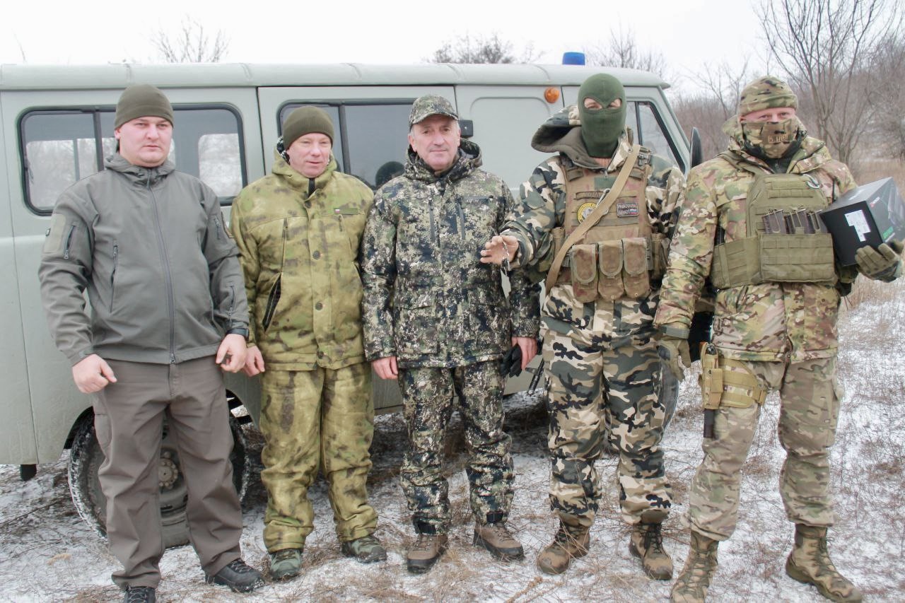 Мурат Харцызов доставил бойцами добровольческого формирования автомобиль УАЗ