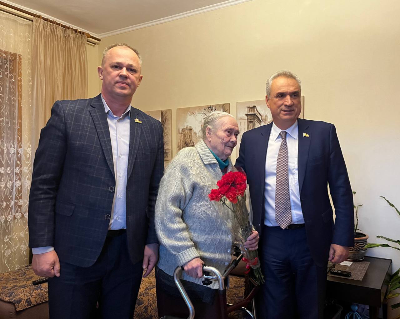 Виктор Халын вручил юбилейную медаль в честь 80-летия Победы труженице тыла из Волгодонска