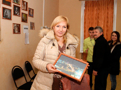 Лариса Тутова наградила участников  молодежного форума