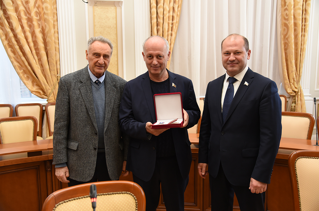 Александр Скрябин: «Жилищное строительство - одно из важнейших направлений национальной политики» Александр Скрябин: «Жилищное строительство - одно из важнейших направлений национальной политики»