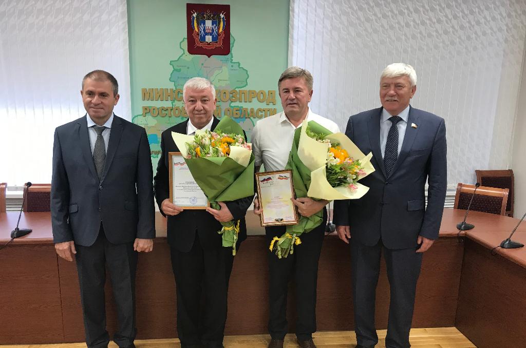 Вячеслав Василенко вручил поощрения донского парламента сотрудникам регионального минсельхозпрода 