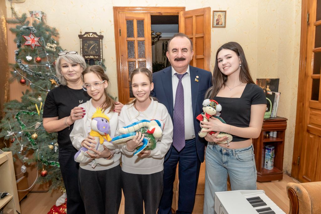 Бесарион Месхи исполнил новогоднее желание девочек из города Ростова-на-Дону 