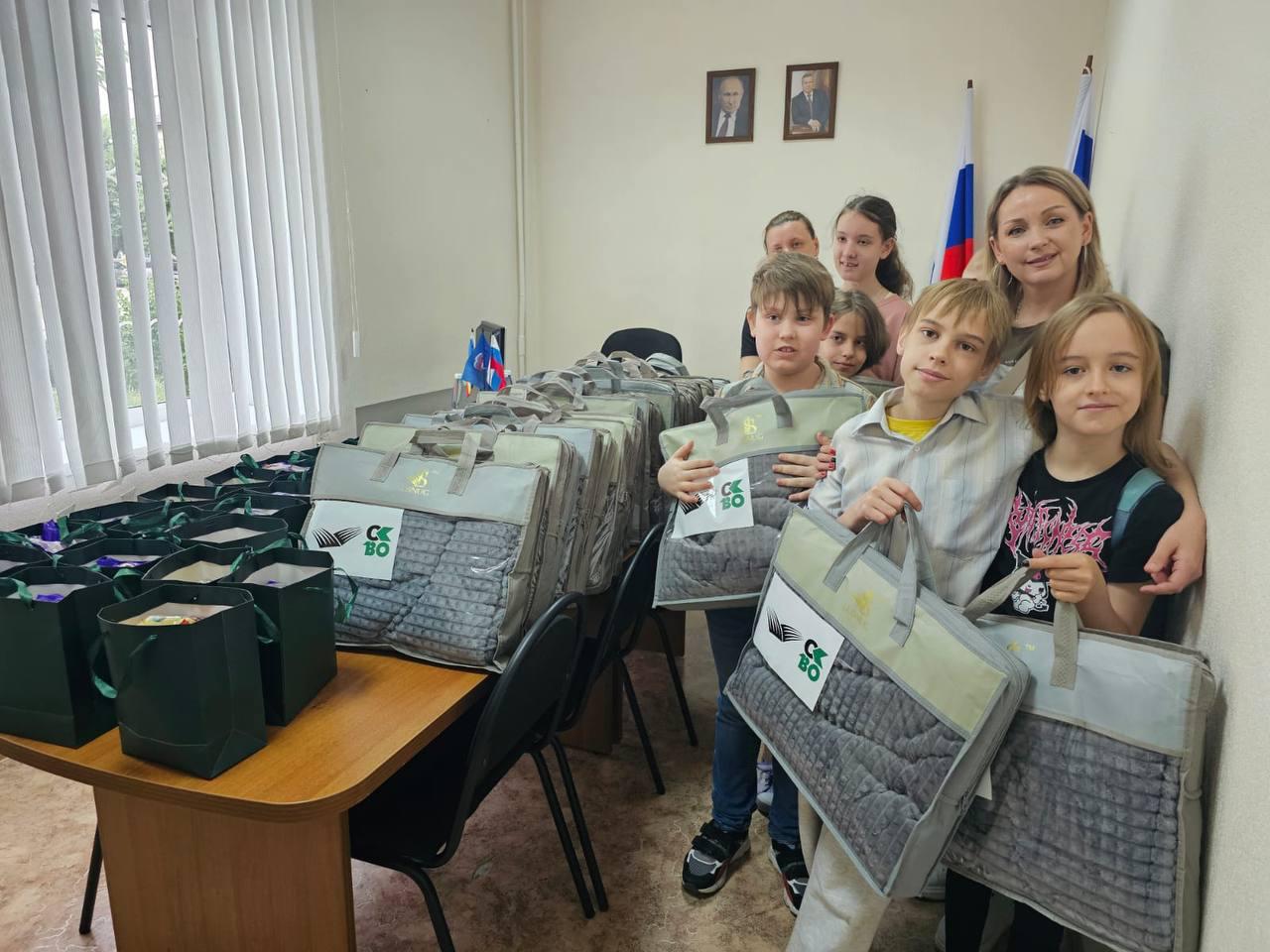 Анна Касьяненко в преддверии Дня защиты детей передала зерноградской организации «Ветер перемен» памятные подарки 