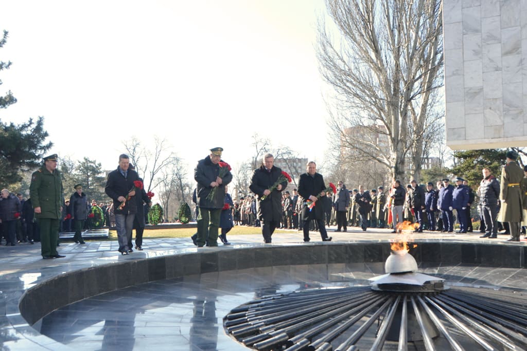 Донские депутаты приняли участие в церемонии возложения цветов и венков к мемориальному комплексу «Павшим воинам»