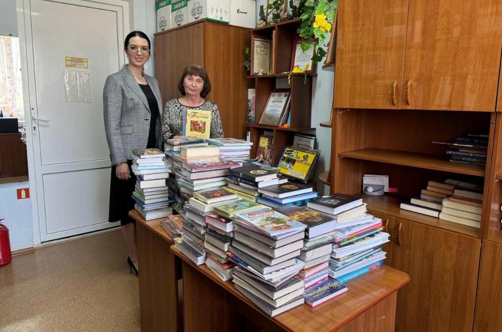 Анна Касьяненко пополнила книжный фонд центральной библиотеки в Егорлыкском районе