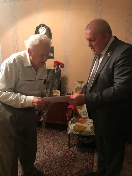 Депутат Игорь Молотов поздравил ветерана Великой Отечественной войны с 95-летием Депутат Игорь Молотов поздравил ветерана Великой Отечественной войны с 95-летием