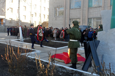 Владимир Сакеллариус возложил цветы к памятнику погибшим курсантам