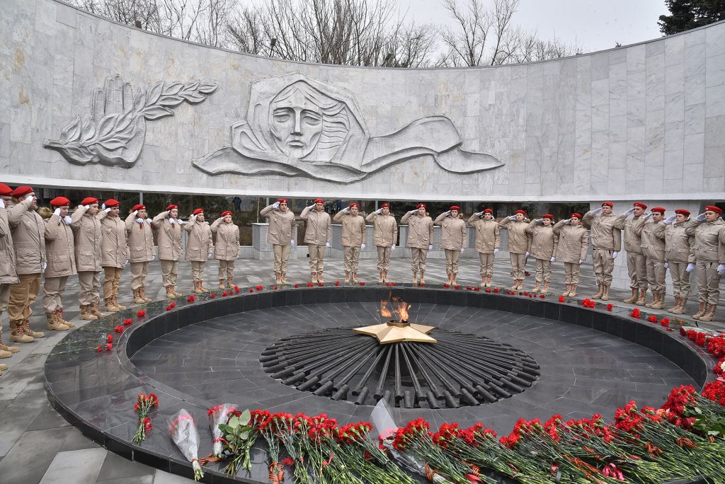 Депутаты донского парламента почтили память павших воинов