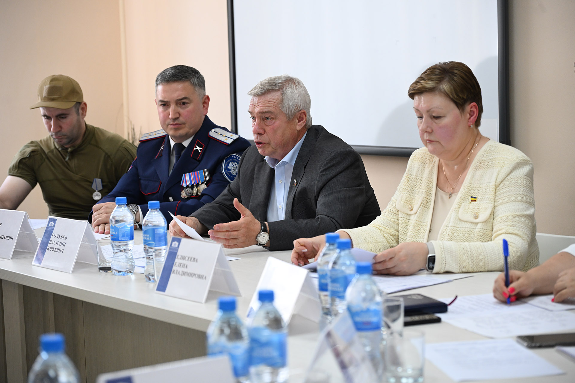 Елена Елисеева и сенатор Василий Голубев провели в Батайске встречу с участниками СВО 