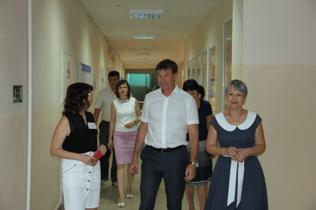 Сергей Суховенко посетил школу №2 в Усть-Донецке