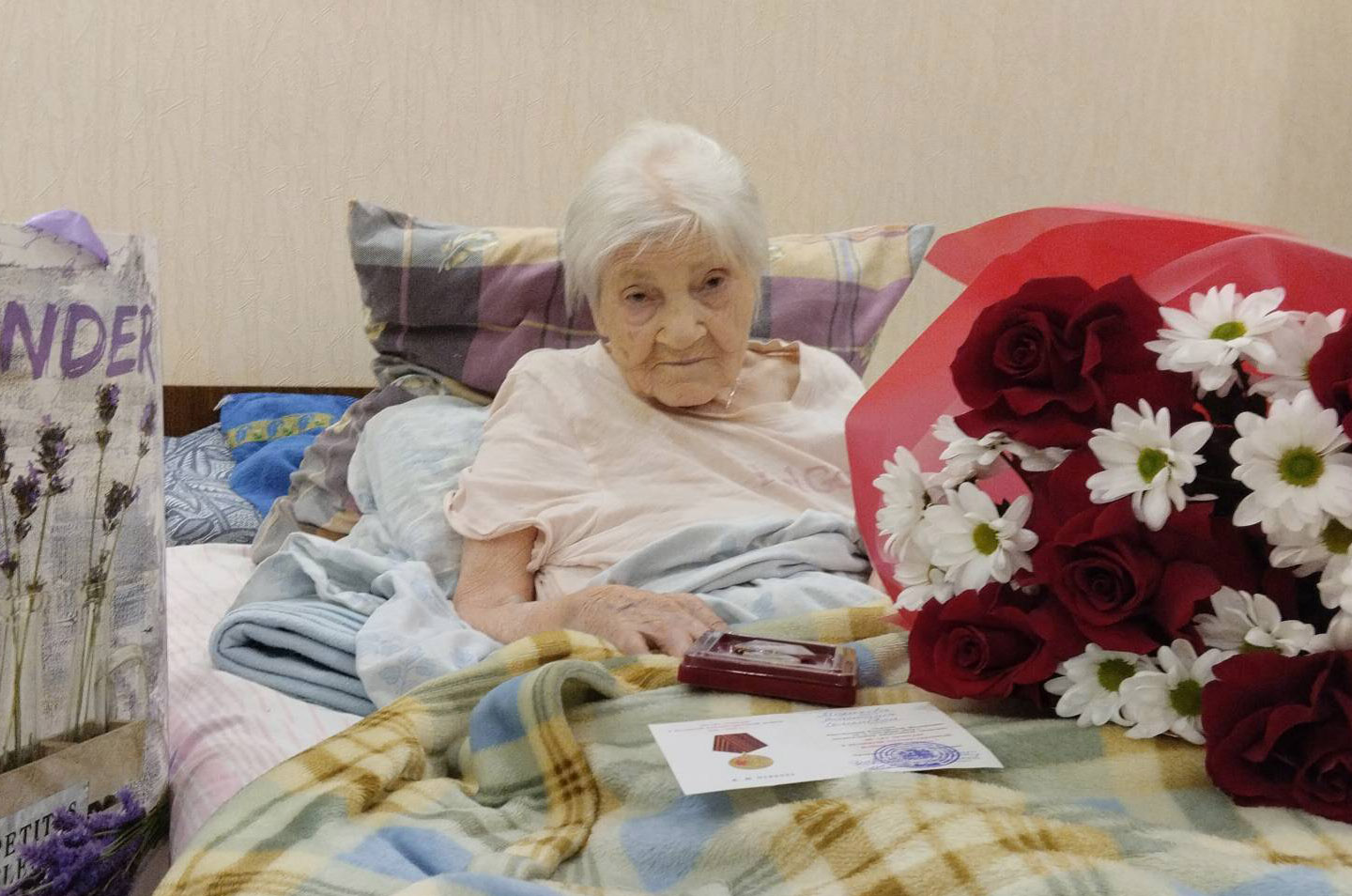 Адам Батажев вручил юбилейную медаль в честь 80-летия Великой Победы