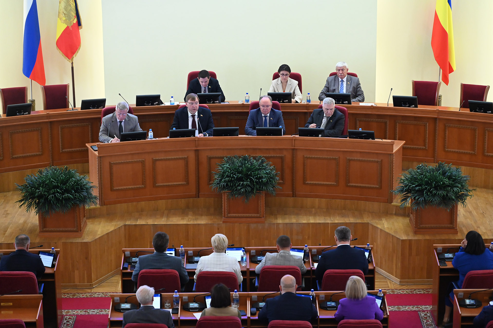9-е заседание ЗС РО: Из областного бюджета на сферу ЖКХ дополнительно выделяется 1,1 млрд рублей